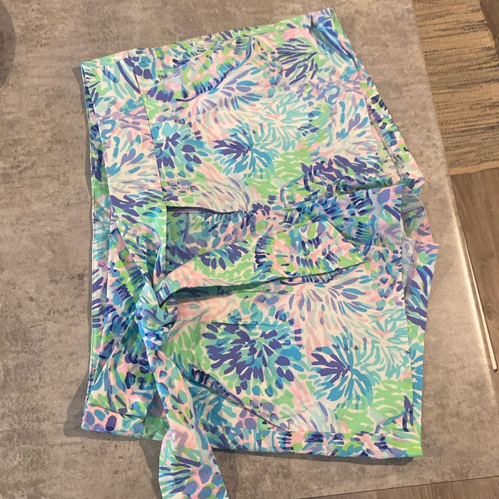 Kayden stretch shorts - NWT size 14 - shell of a party